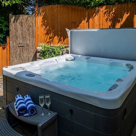 The Coachhouse - Cottage With Private Hot Tub كولوين باي المظهر الخارجي الصورة